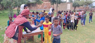 Feeding children in Tigray